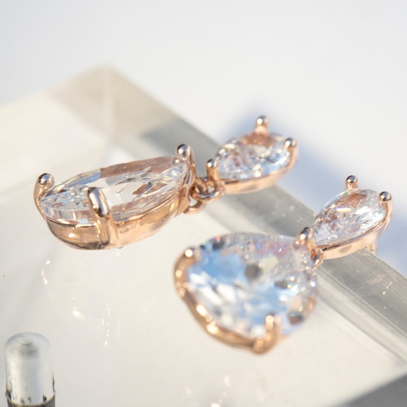 Dainty rose gold crystal earrings - Picture 5 of 5